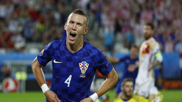 Perisic celebra su gol a España