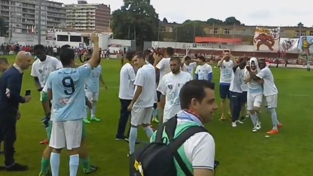 Los jugadores del Ejido celebran su ascenso a Segunda B