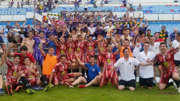 La expedición del Palencia celebra el ascenso sobre el césped de La Romareda