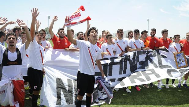 Los jugadores del Sevilla Atlético celebran el ascenso a Segunda división