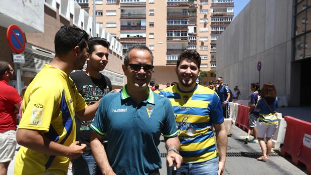 (VÍDEO) Los jugadores del Cádiz CF se despiden de los suyos cantando desde el autobús