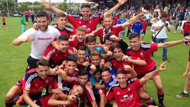 Los jugadores del filial osasunista celebrab el ascenso a Segunda B