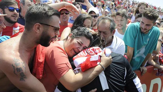 Los jugadores del Sevilla Atlético celebran el ascenso con sus familiares