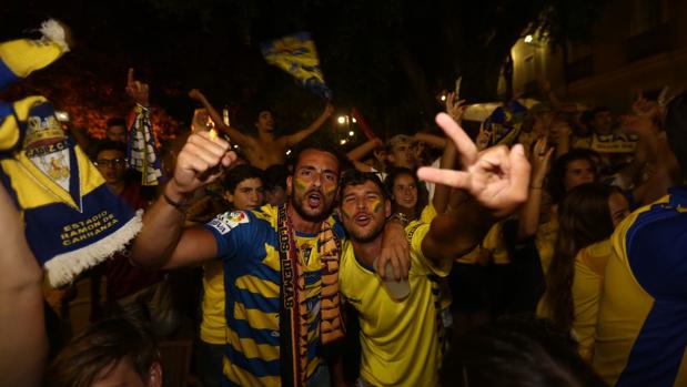 Cádiz ya celebra el ascenso en las Puertas de Tierra