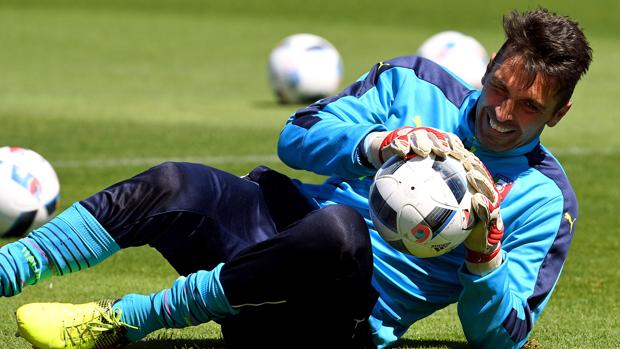 Buffon, en un entrenamiento de Italia