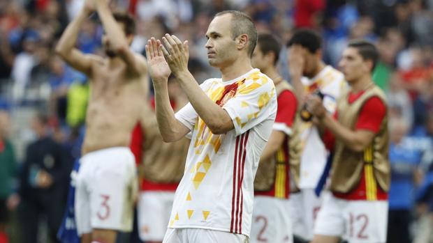 Iniesta se despide de los aficionados