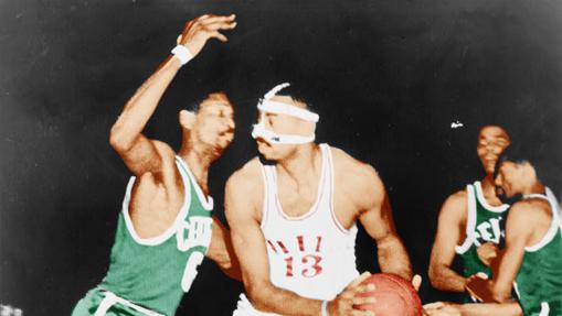 Bill Russell (i) defiende a Wilt Chamberlain durante un partido de la NBA