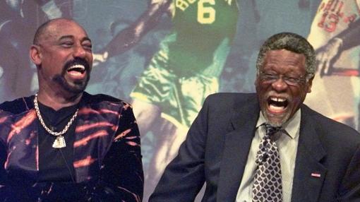 Wilt Chamberlain (i) sonríe junto a Bill Russell