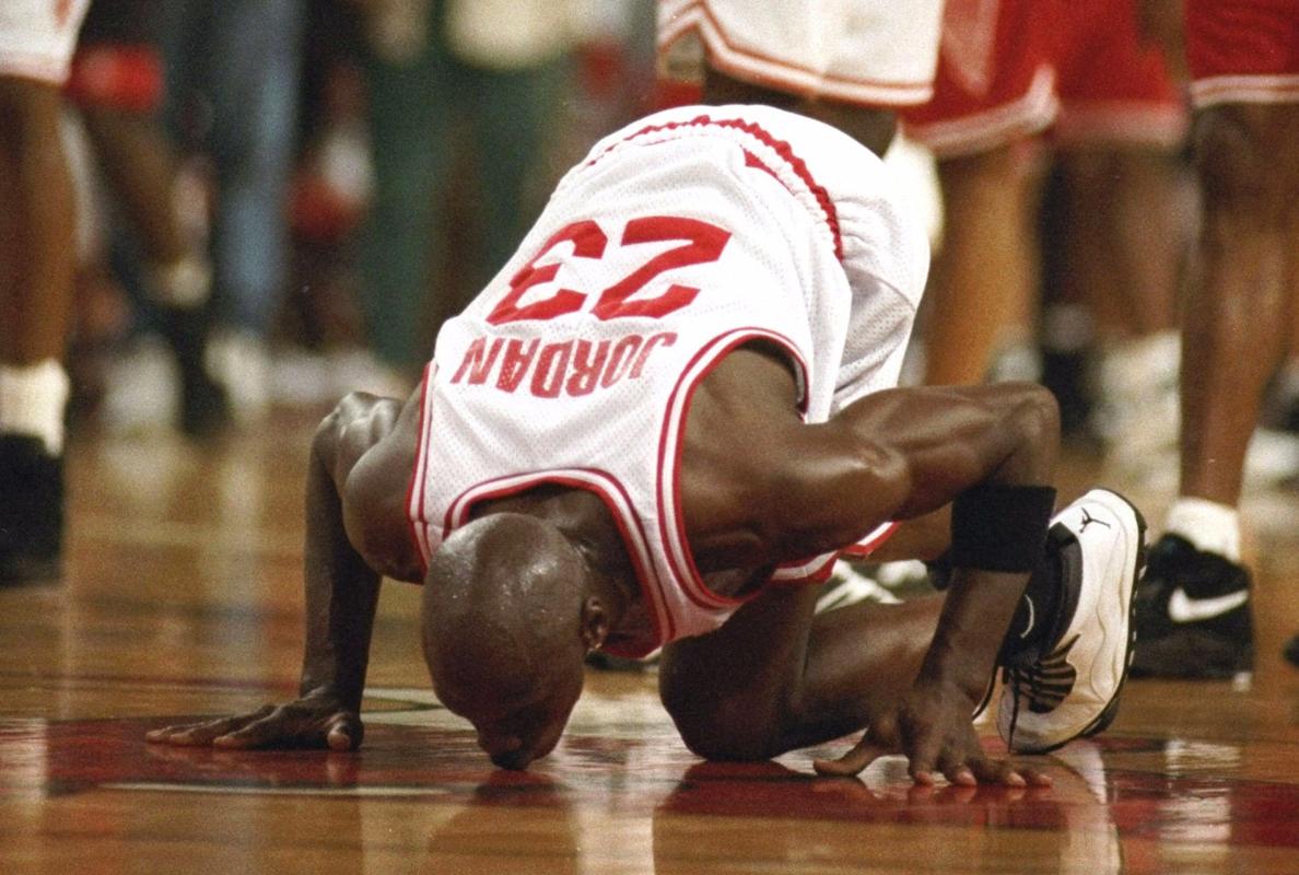 Michael Jordan besa el suelo del United Center de Chicago