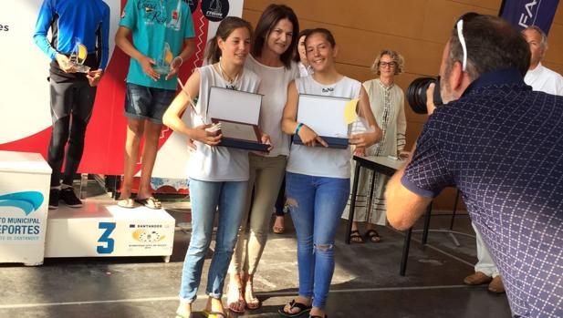 De izqda. a dcha. Carmen Coello, Julia Casanueva y Lola Coello en el podio