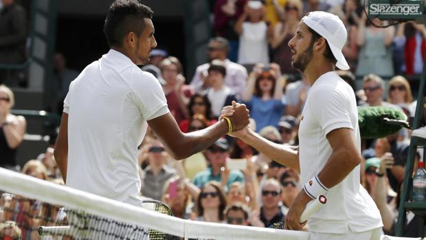 Kyrgios (izquierda) y López s saludan al acabar el encuentro