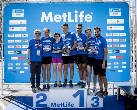 Laura Marta (tercera por la izquierda) recoge el segundo premio como integrante del equipo ABC. Le acompañan en el podio Abel Antón (2i), doble campeón mundial de maratón, y otros participantes en la competición por medios