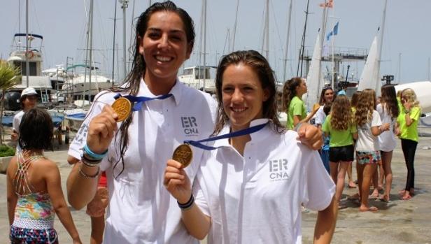 El CN s&#039;Arenal homenajea a Silvia Mas y Paula Barceló