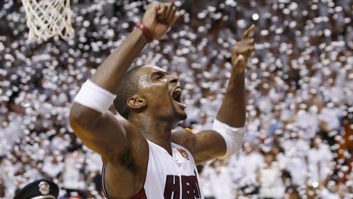 Bosh celebra su primer títuilo con Miami Heat tras vencer a Oklahoma City Thunder en 2012