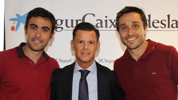 Pablo Lima, Carlos Hernández (Subdirector General de Adeslas) y Fernando Belasteguín