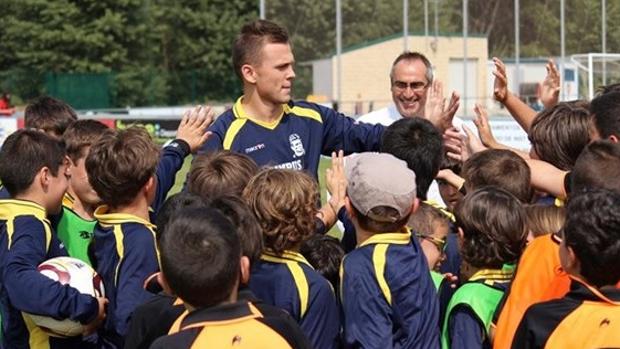 Denis Cheryshev, con los niños que participan en su campus