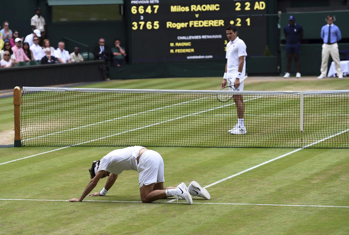 Federer hinca la rodilla ante Raonic