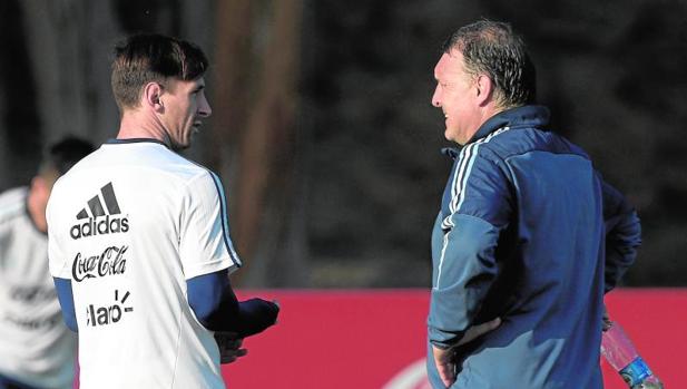 Messi y Martino, en la Copa América, antes de renunciar a la selección argentina