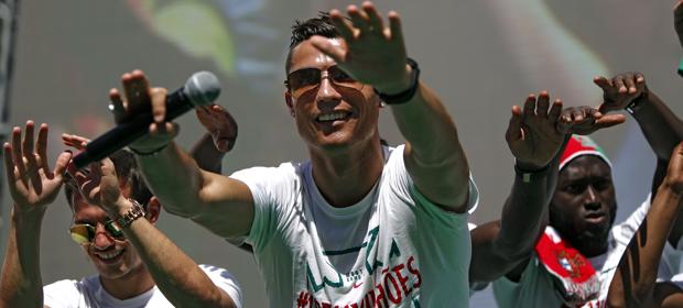 Cristiano Ronaldo saluda a los aficionados en Lisboa