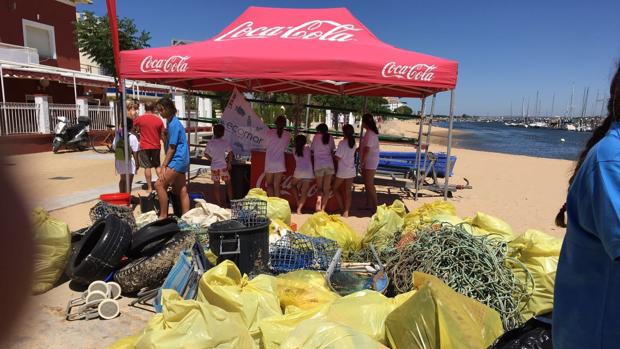 Ecomar y Coca-Cola recogieron 659 kilos de residuos de la isla de Saltés, en Punta Umbría