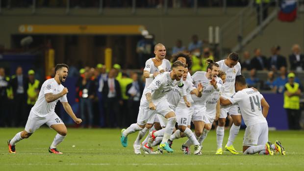 Los jugadores del Madrid celebran el triunfo en Milán