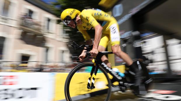 Froome golpea en un Tour de luto