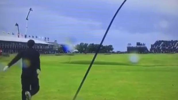 Rory McIlroy se enfada y destroza un palo