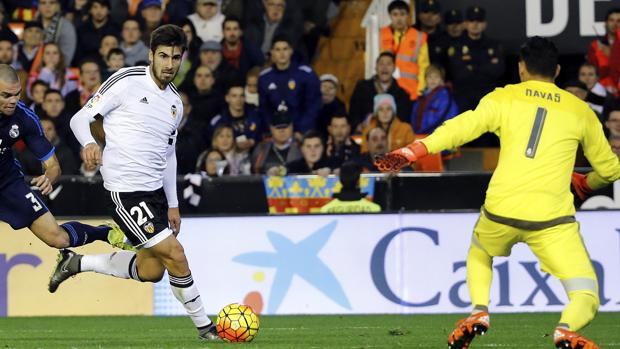 André Gomes, de blanco, durante un partido