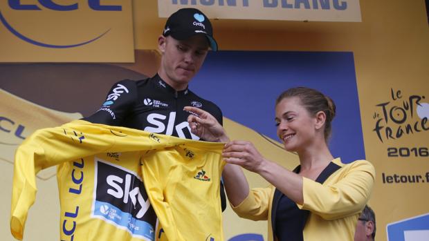 Chris Froome se enfunda el maillot amarillo en la décimo novena etapa