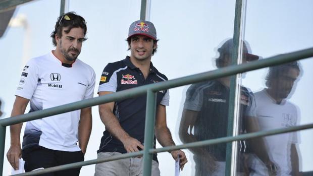 Alonso y Sainz conversan durante el Gran Premio de Hungría