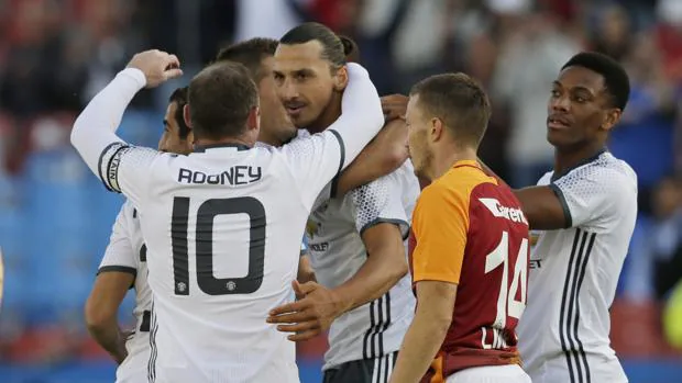 El Manchester celebra el gol de «Ibra» ante el Galatasaray