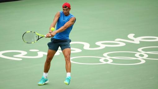 Rafa Nadal entrena en la sede del tenis en Río 2016