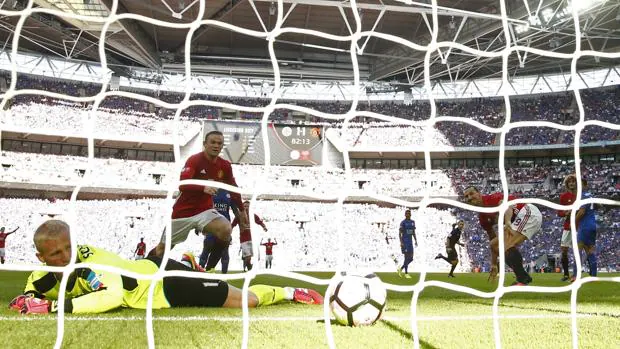 Momento en el que el balón rematado por Ibrahimovic entra en la portería del Leicester
