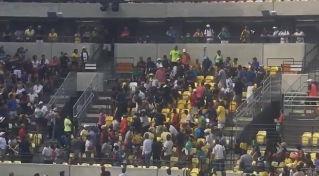 Los aficionados se enzarzan en la pista central de Río