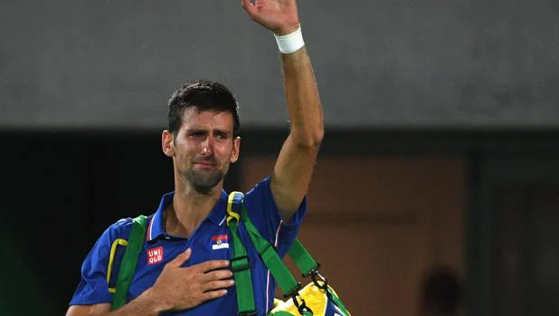 El serbio Novak Djokovic abandonando la pista entre lágrimas tras quedar eliminado de los Juegos