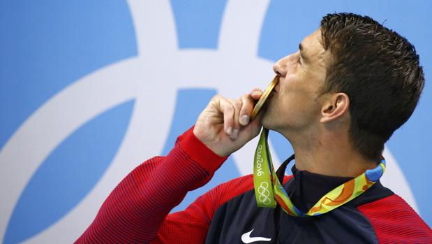 Michael Phelps festeja su medalla de oro