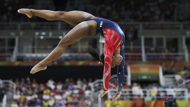 Simone Biles compite durante la clasificación