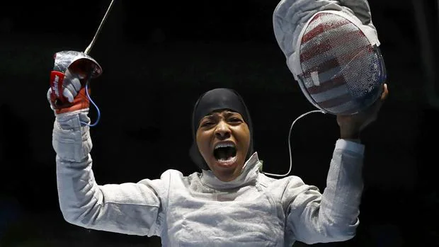 Ibtihaj Muhammad durante su participación en los juegos de Río de Janeiro