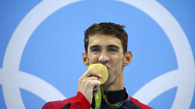 Michael Phelps besa su nueva medalla de oro