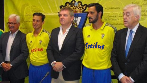 ¿El logo de las camisetas del Cádiz CF en azul?