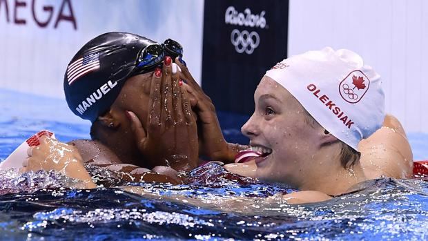 Oleksiak se abraza con Simone Manuel tras empatar en la final del 100 libre y colgarse ambas el oro