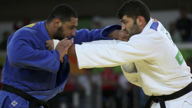 El-Shehabi y Sasson forcejean durante su combate