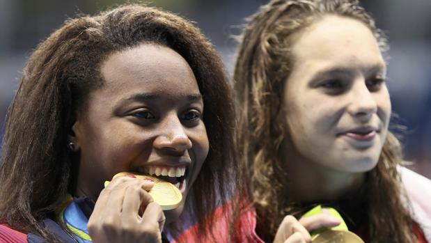 Simone Manuel y Penny Oleksiak han compartido el oro en la final de los 100 libre