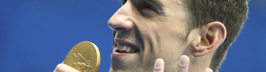 Phelps muestra el número cuatro, los cuatro oros olímpicos que tiene en los 200 estilos