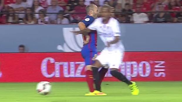 Iniesta ha caído lesionado en un lance del partido con el sevillista Mariano