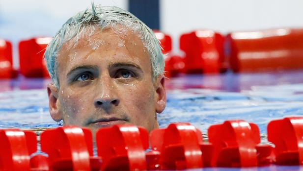 El nadador Ryan Lochte, encañonado en la frente durante un atraco