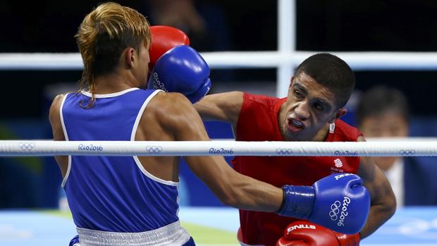 Muhammad Ali, de rojo, en su combate con el venezolano Yoel Finol