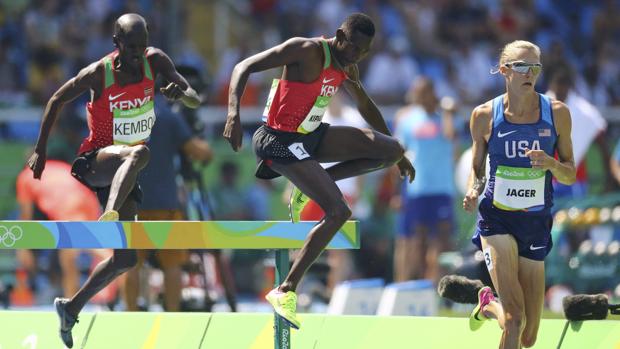 Conseslus Kipruto (centro) ha acabado con el reinado de Ezekiel Kemboi (izq.) en los 3.000 obstáculos