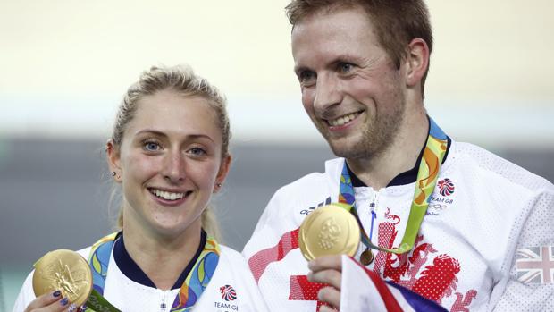 Laura Trott y Jason Kenny sostienen sus medallas de oro ayer martes