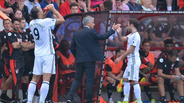 Ibrahimovic celebra su primer gol ante el Southampton